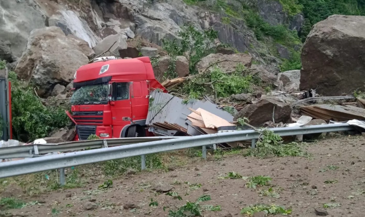 ARTVİN'DE HEYELAN! YOLDAN GEÇEN ARAÇLARA KAYALAR DÜŞTÜ 1 ÖLÜ VE YARALILAR VAR