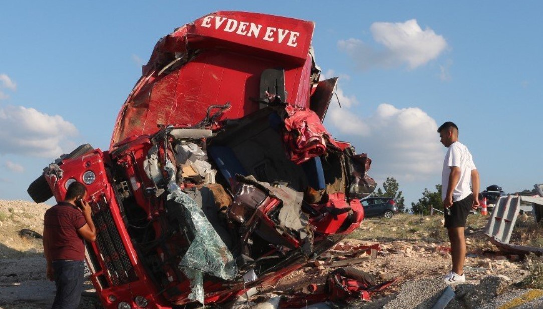 MERSİN'DE NAKLİYE KAMYONU ŞARAMPOLE UÇTU: 4 ÖLÜ