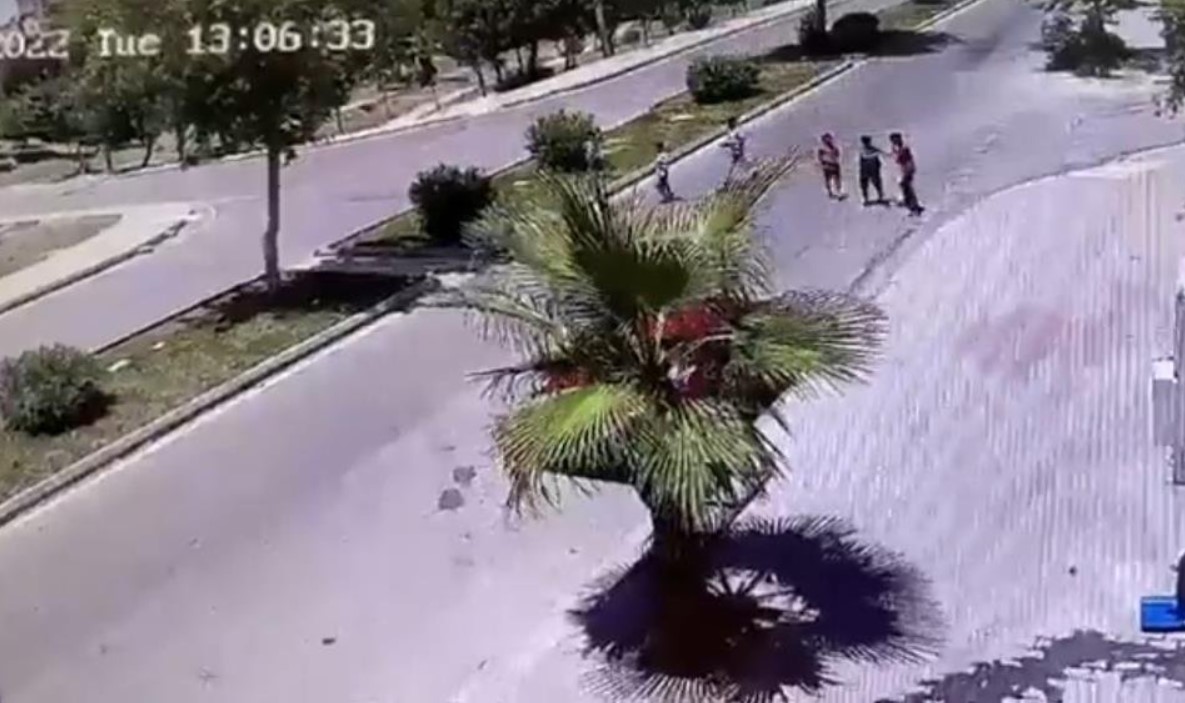 KÖPEKLERDEN KAÇAN 2 ÇOCUĞA OTOMOBİL ÇARPTI