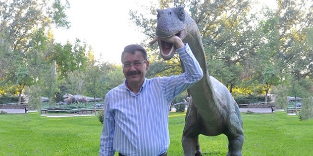 MELİH’İN ANKAPARK’INDAN MANSUR YAVAŞ SORUMLUYMUŞ! PİŞKİNLİK CANLI OLSAYDI YÜZÜ KIZARDI! 