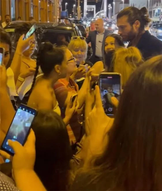 Can Yaman’ın hayranları oteli bastı