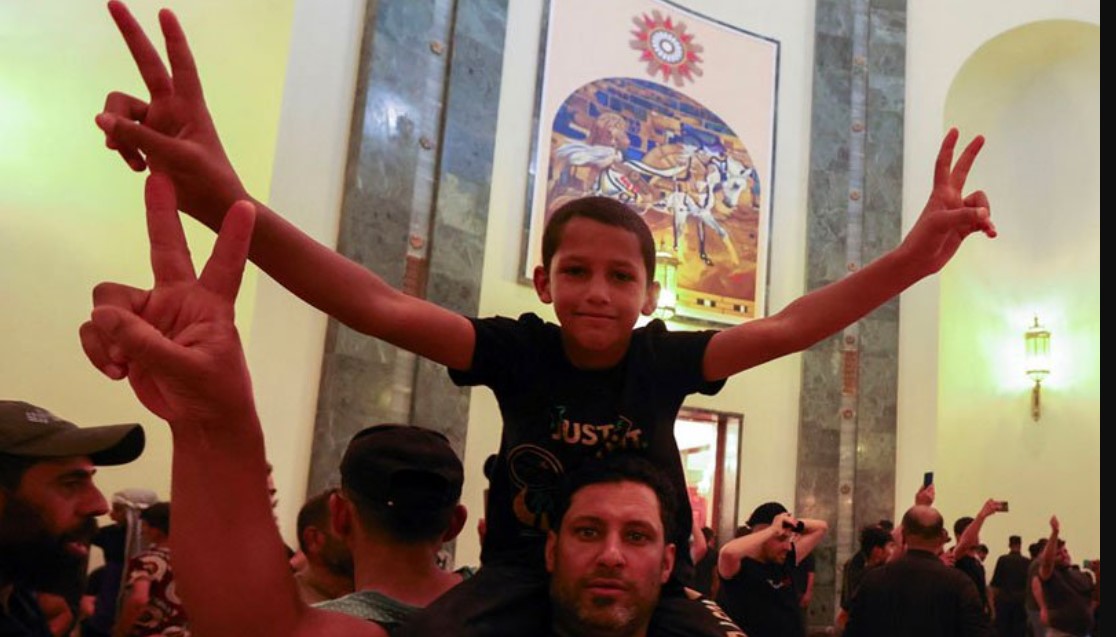 Irak karıştı... Kriz her dakika büyüyor, Saray'ı bastılar