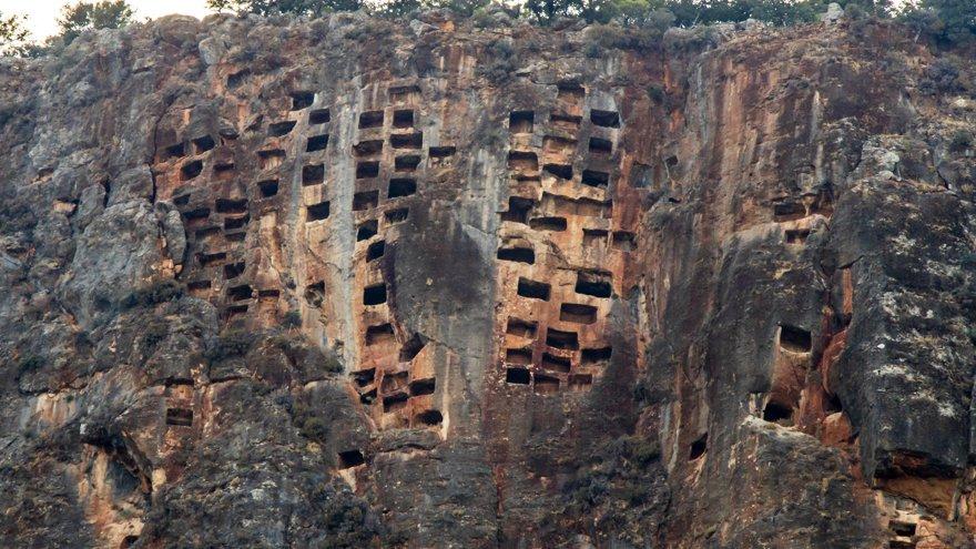Sarp yamaca oyulan kaya mezarları