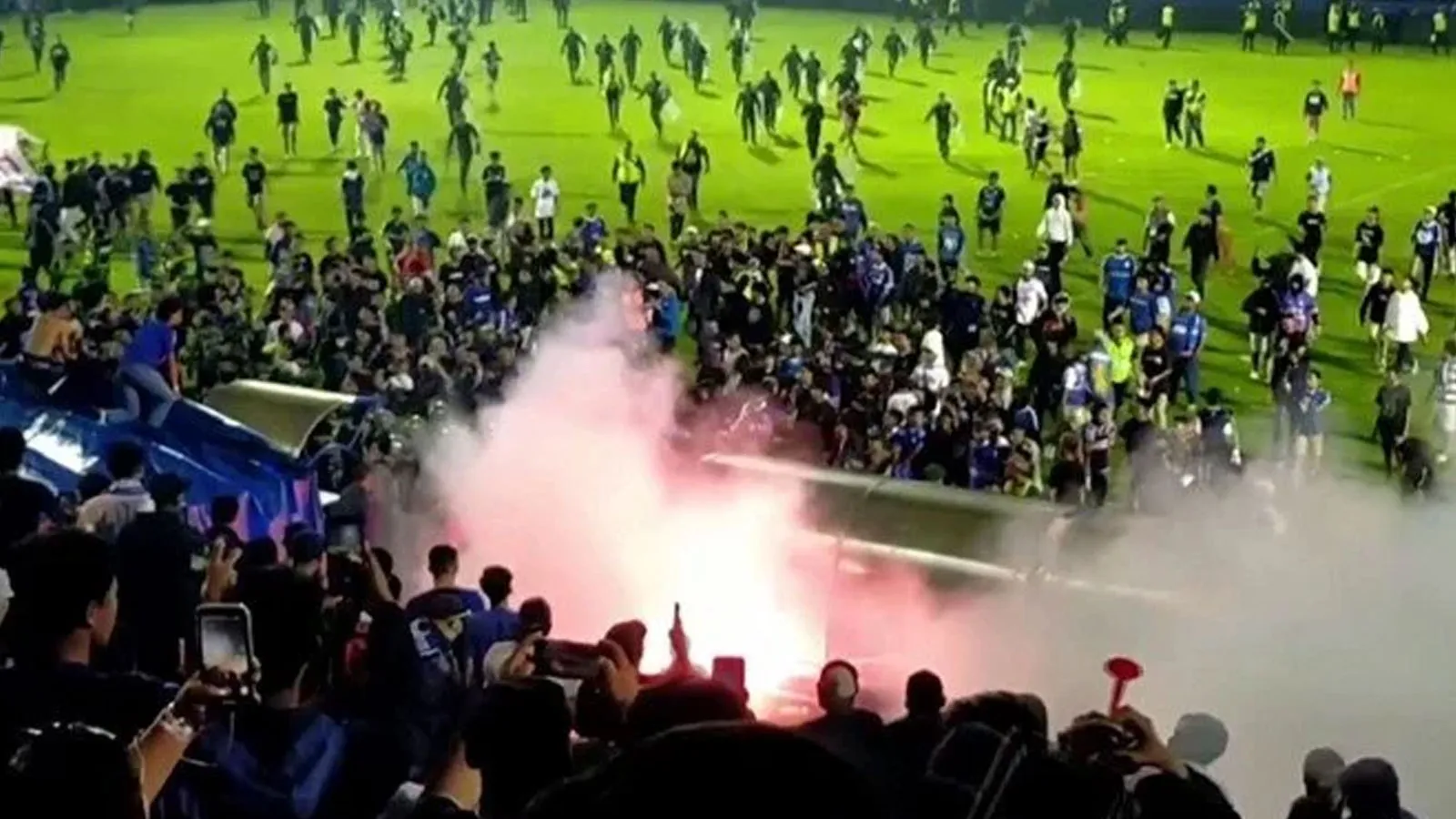 Futbol maçında izdiham! Ölü sayısı artıyor
