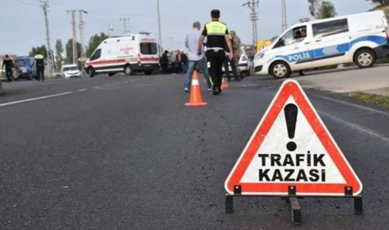 Saadet Partilileri taşıyan minibüs devrildi!