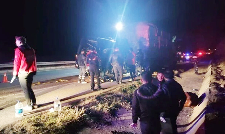 Tiyatro oyuncularını taşıyan minibüs kaza yaptı: 3 ölü 8 yaralı