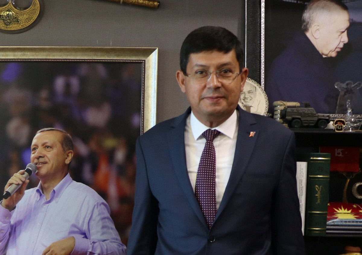 Ümit Özdağ: “Şimdi Akşener’i de satmış… Çürümüş cenazesi kalkıyor”