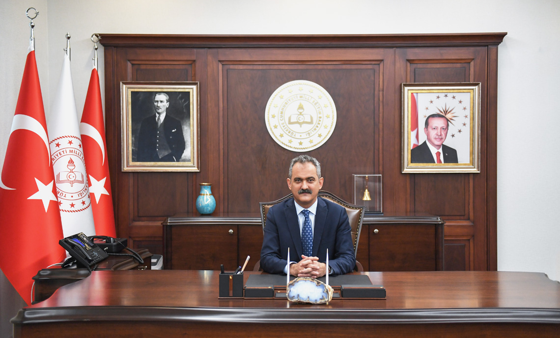 Bakan eğitim sistemini eleştirenleri 'başörtüsü' ile vurmaya çalıştı!