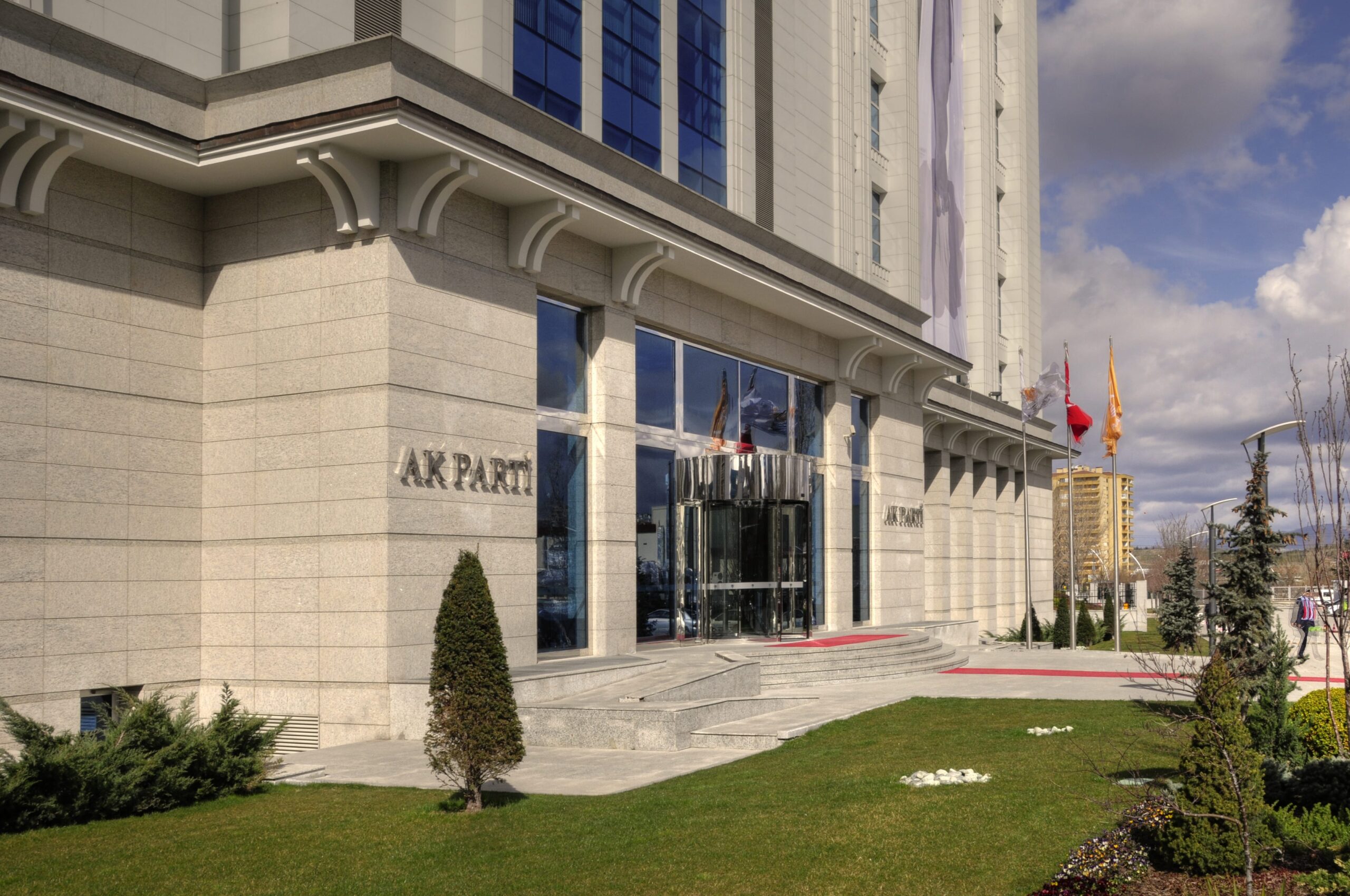 Zincir marketler tartışması büyüyor: AKP’yi kızdıracak “üç harfli” benzetmesi