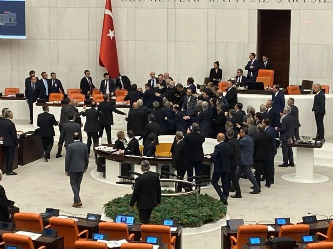 Meclis'te kavga... İYİ Partili vekil kalp masajıyla hayata döndü... Yoğun bakıma alındı