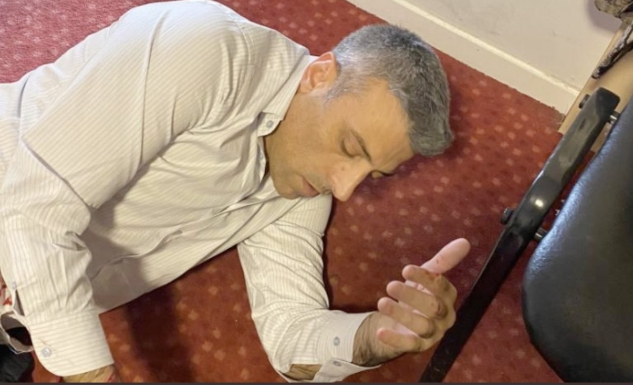 Genel Başkan ofisinde bıçaklı saldırıya uğradı