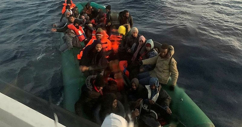 Çanakkale açıklarında 93 düzensiz göçmen karaya çıkarıldı