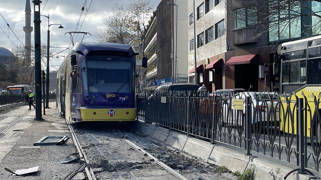 Kabataş'da tramvay raydan çıktı: 4 kişi yaralandı