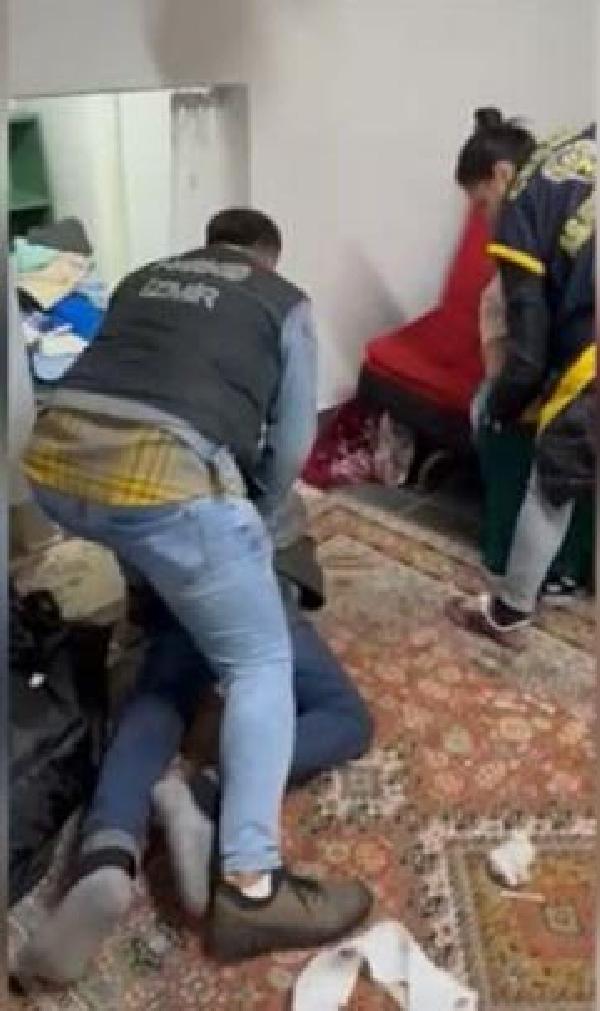 Çeşme'de 2 kişi uyuşturucuyla yakalandı