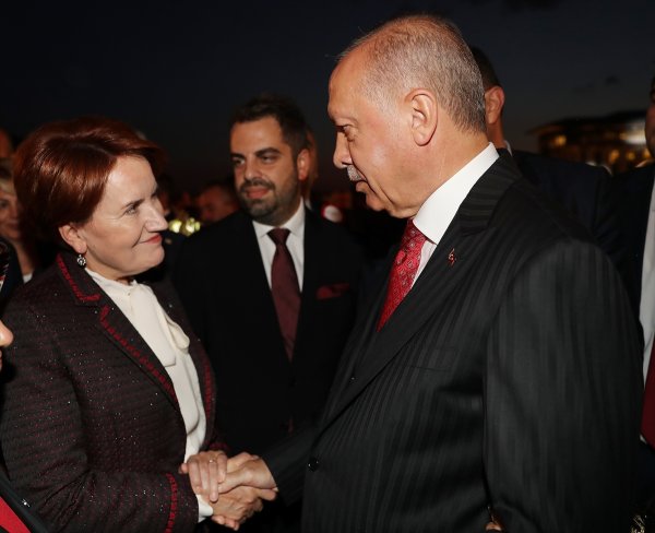 Meral Akşener ‘kaçak saray’ dediği yerde kiminle görüştü!