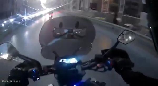 Bayrampaşa'da otomobile çarpan motosikletli ağır yaralandı