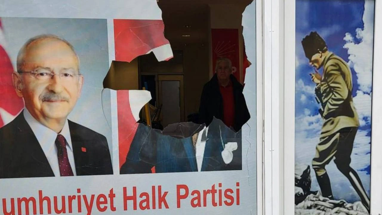 Almanya'da Atatürk'ün fotoğrafına saldırı!