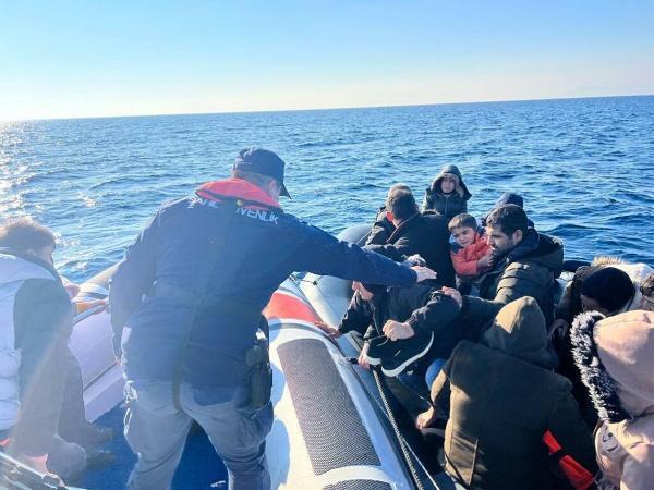 İzmir sularında can pazarı: 113 kaçak göçmen kurtarıldı, 37 kaçak göçmen yakalandı