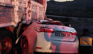 Kamyon, otomobille çarpıştı: 2 ölü