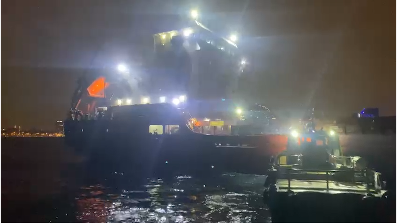 Zeyport'ta demir atan 'Navin Hawk' adlı gemide yangın çıktı