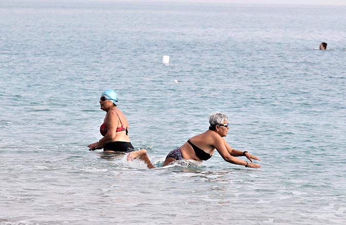 Yabancılar ocak ayında  Antalya'da deniz keyfi yaptı