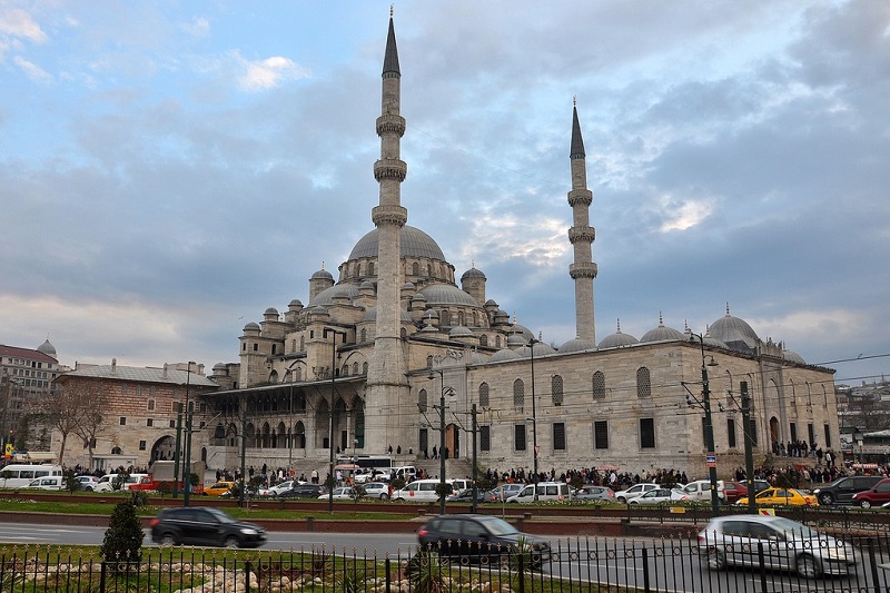 Yeni Camii ziyaretçi akınına uğradı