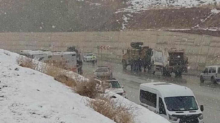 Kaçak göçmenleri taşıyan minibüs kaza yaptı; 2 ölü