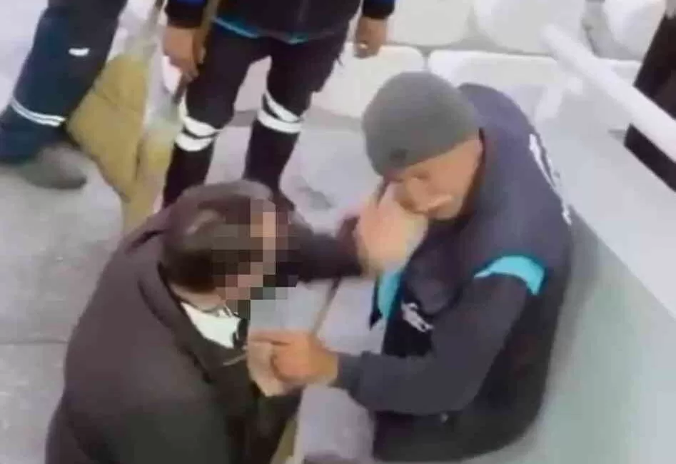 Skandal görüntüler: Kuponu tutmadı, temizlik işçisine tokat attı!