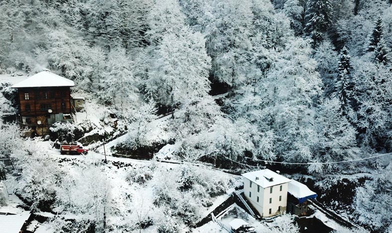 Artvin'in köy yollarına kar engeli: 8 köy yolu kapandı, 2 okul tatil