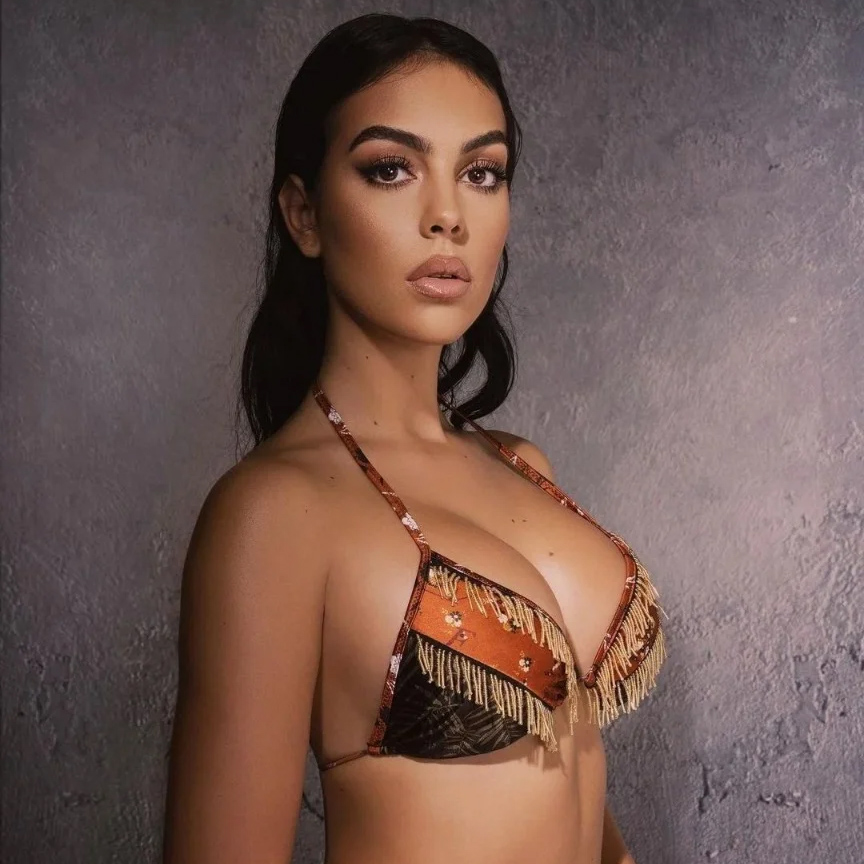 Ronaldo'nun sevgilisi Georgina'dan Arabistan'da olay yaratacak pozlar