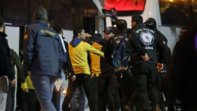 Adana Demirspor - Ankaragücü maçı sonrası ortalık savaş alanına döndü