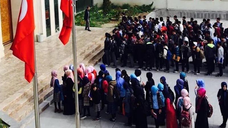 Eğitimde cahiliye dönemi zihniyeti; "Kız ve erkek öğrencilerin sınıflarını ayırdılar"