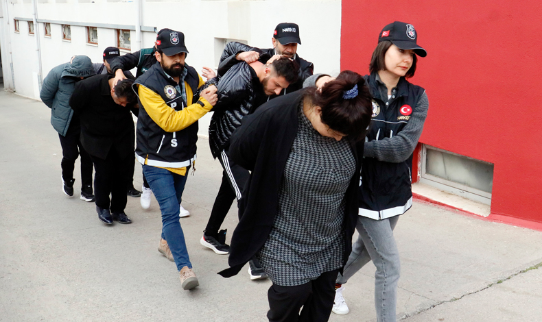 Eskortlu, 'aile' görünümlü uyuşturucu sevkiyatı, polis denetimine takıldı