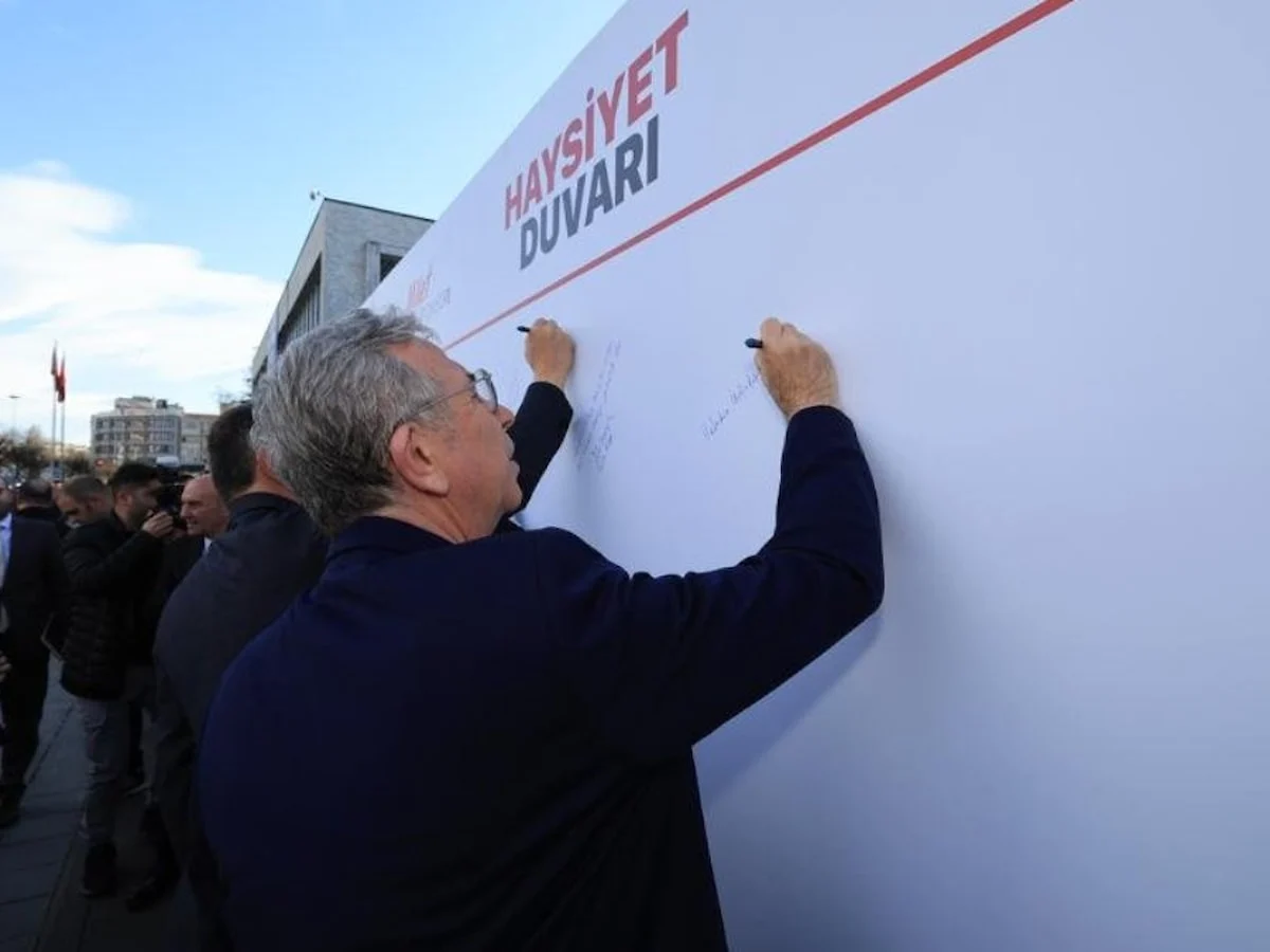 CHP'li Belediye Başkanları İmamoğlu için Haysiyet Duvarı'na yazı yazdı