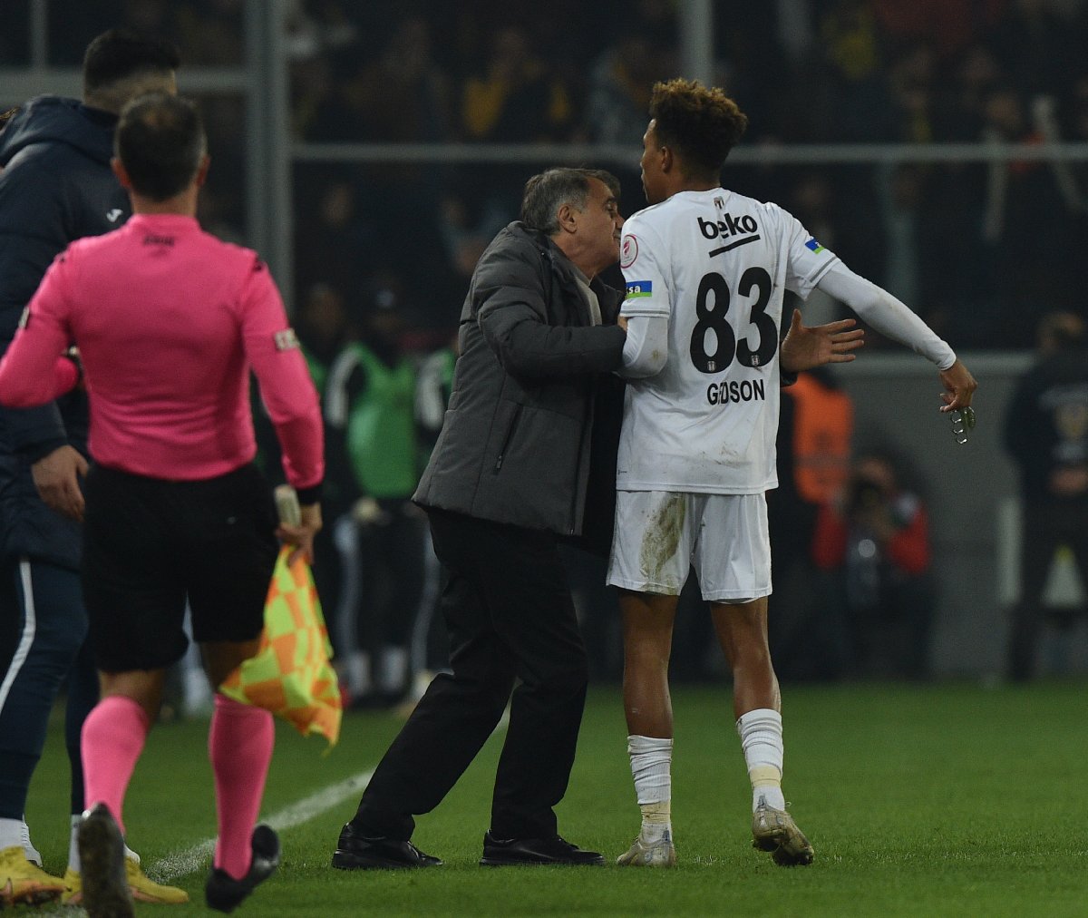 Ankaragücü taraftarları şaşırtmadı; Sahaya muşta fırlattılar!
