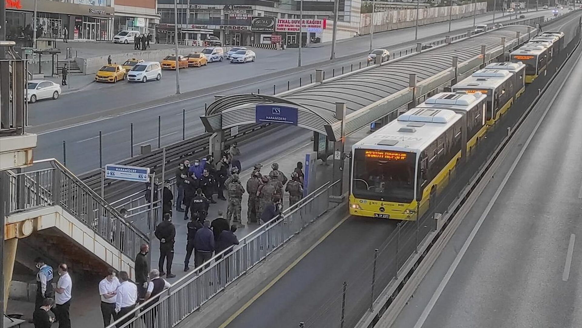 Avcılar metrobüste 'para' kavgası