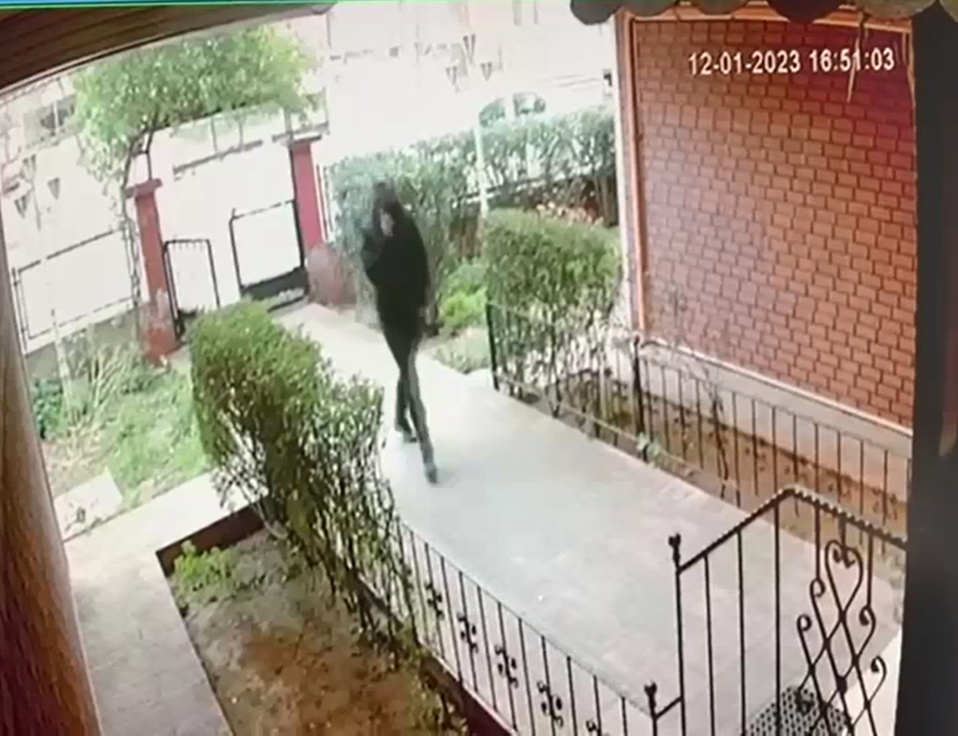 Paraları poşete koyup dolandırıcıya elden teslim etti