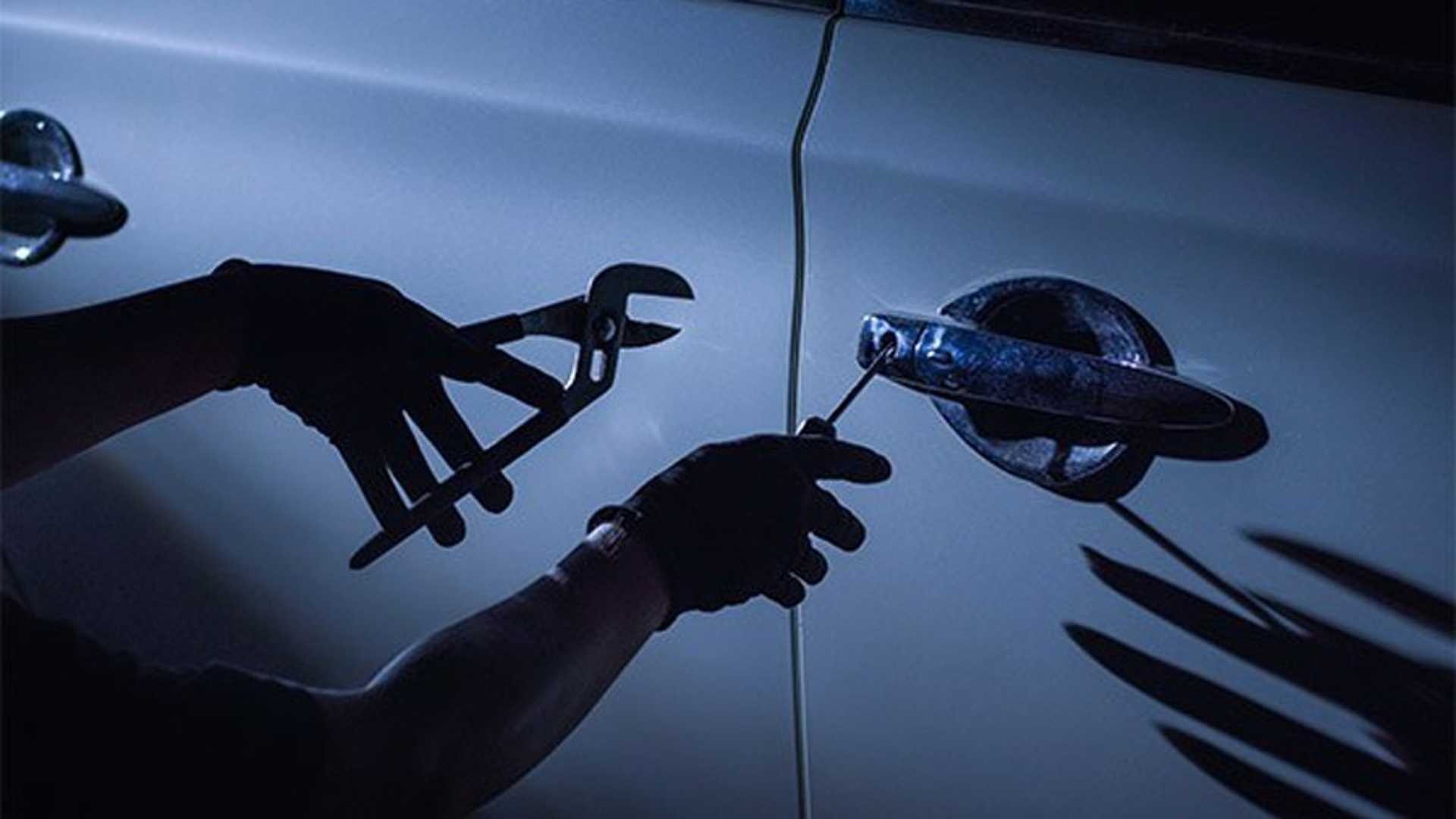 Cep telefonu çalmaya otomobille gitti