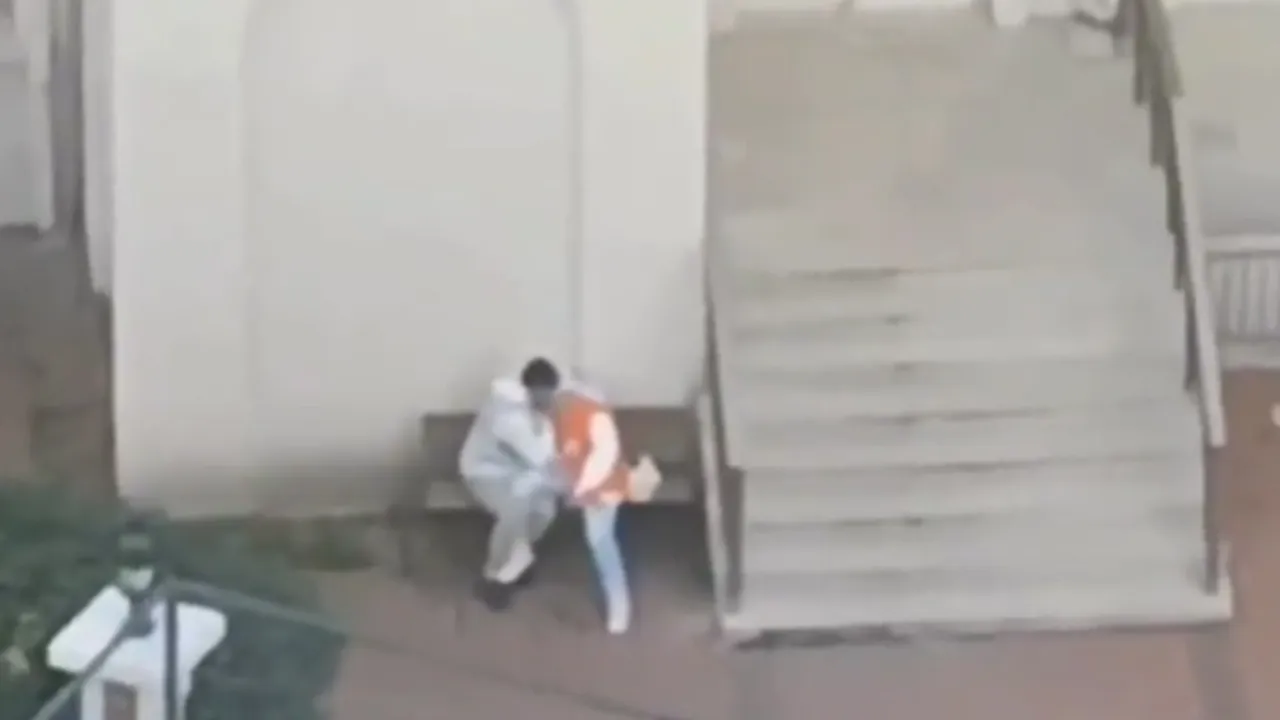Ahlaksızlığın böylesi: Cami avlusunda resmen seviştiler!