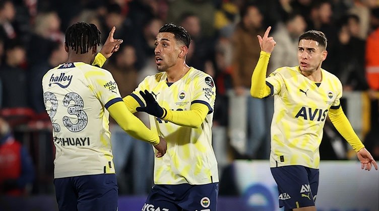 Maç esnasında Fenerbahçeli yıldızlar birbirine girdi!