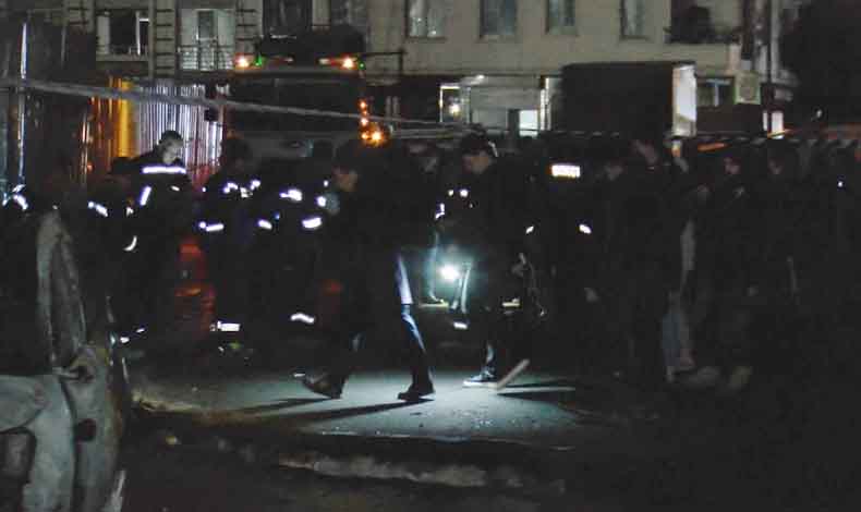 Zeytinburnu cehennemi yaşadı: Yol çöktü, araçlar yandı, elektrik kabloları kıvılcım saçtı