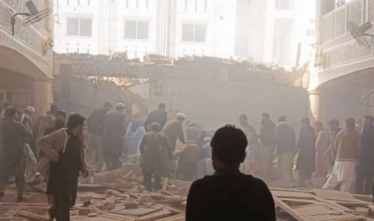 Pakistan'da camiye saldırı: Çok sayıda yaralı var