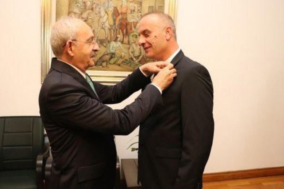 MHP'den istifa edip CHP'ye geçti, rozetini Kılıçdaroğlu taktı!