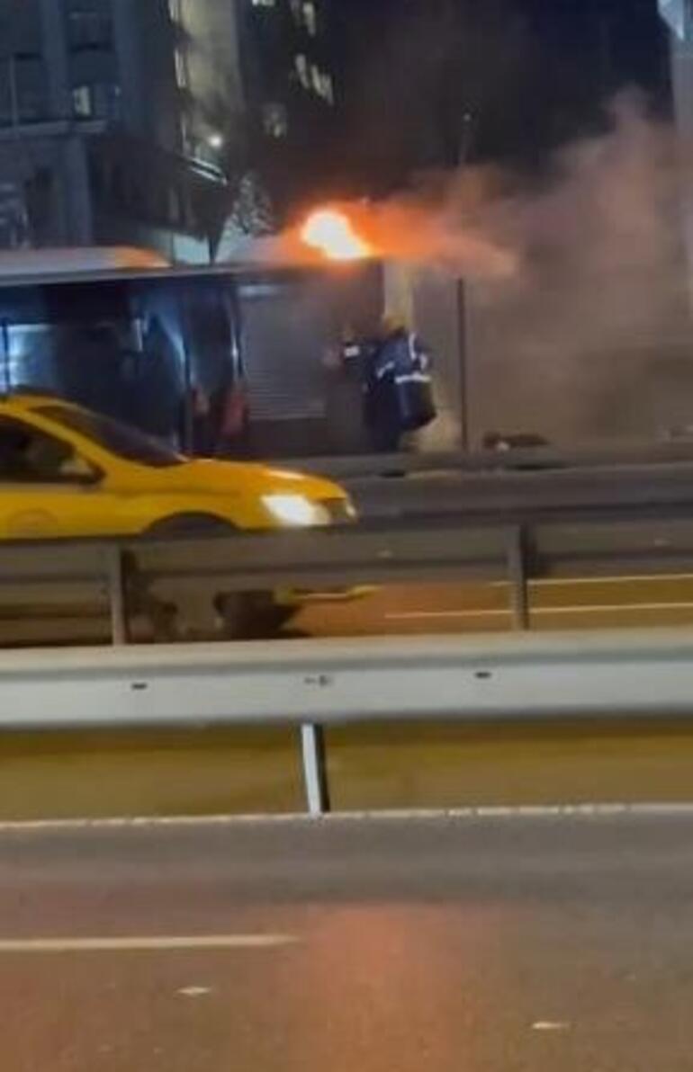 Bakırköy'de metrobüs alev alev yandı!