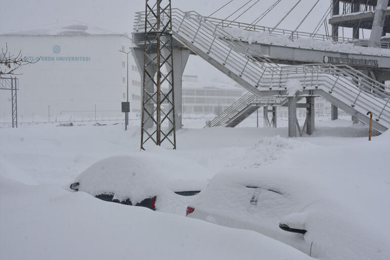Bitlis'te kar kalınlığı 107 cm'yi geçti, yollar ulaşıma kapandı