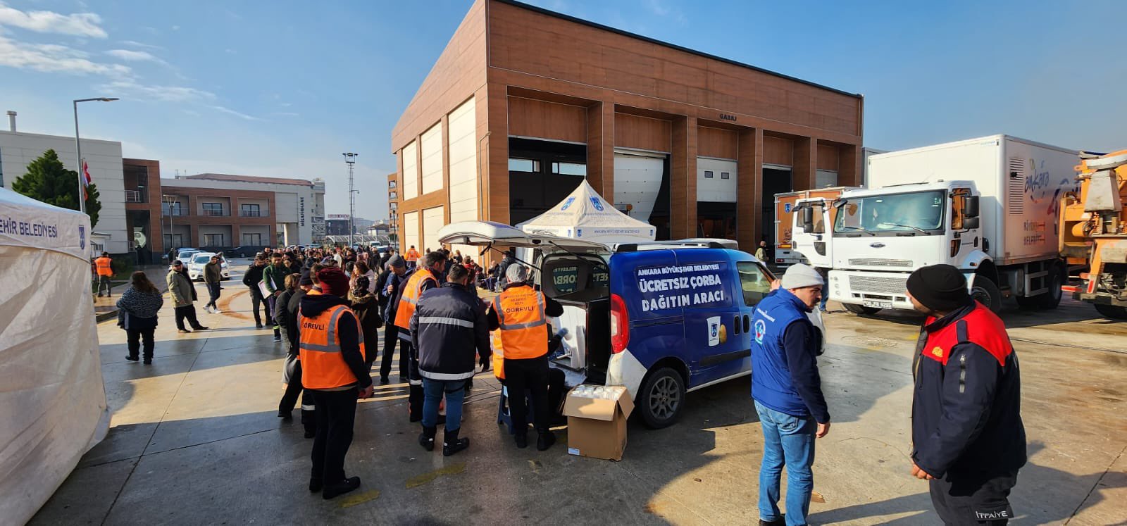 Ankara Büyükşehir Belediyesi, Hatay'da 45 personel ve 15 araçla yemek dağıtıyor