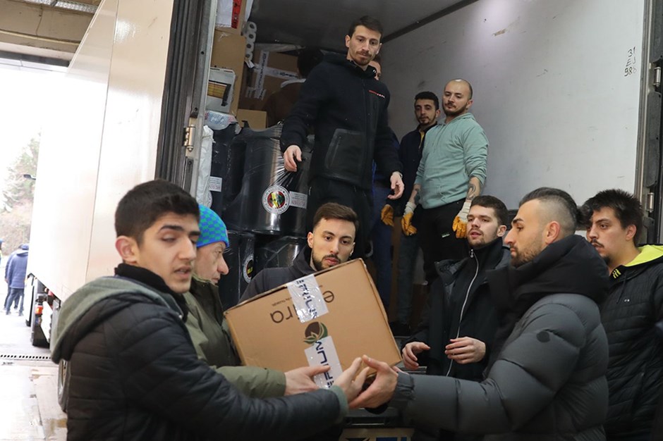 Fenerbahçe'li oyuncular yardım merkezine desteğe gitti