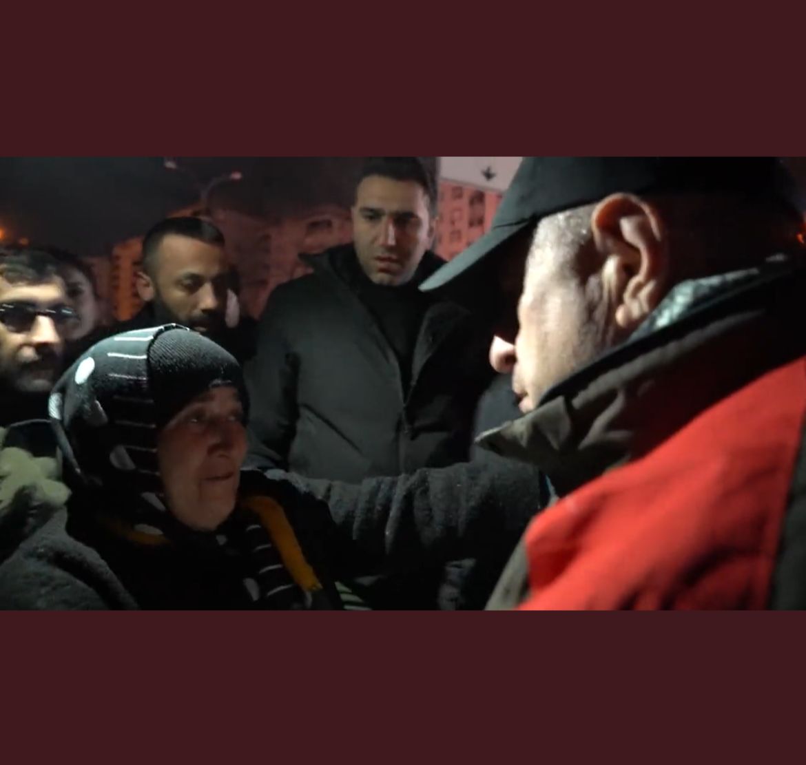 Yakınları enkaz altında kalan vatandaş isyan etti! "Devlet yok burada"