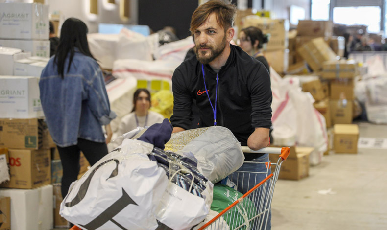 Yardım toplama merkezinde örnek mücadele