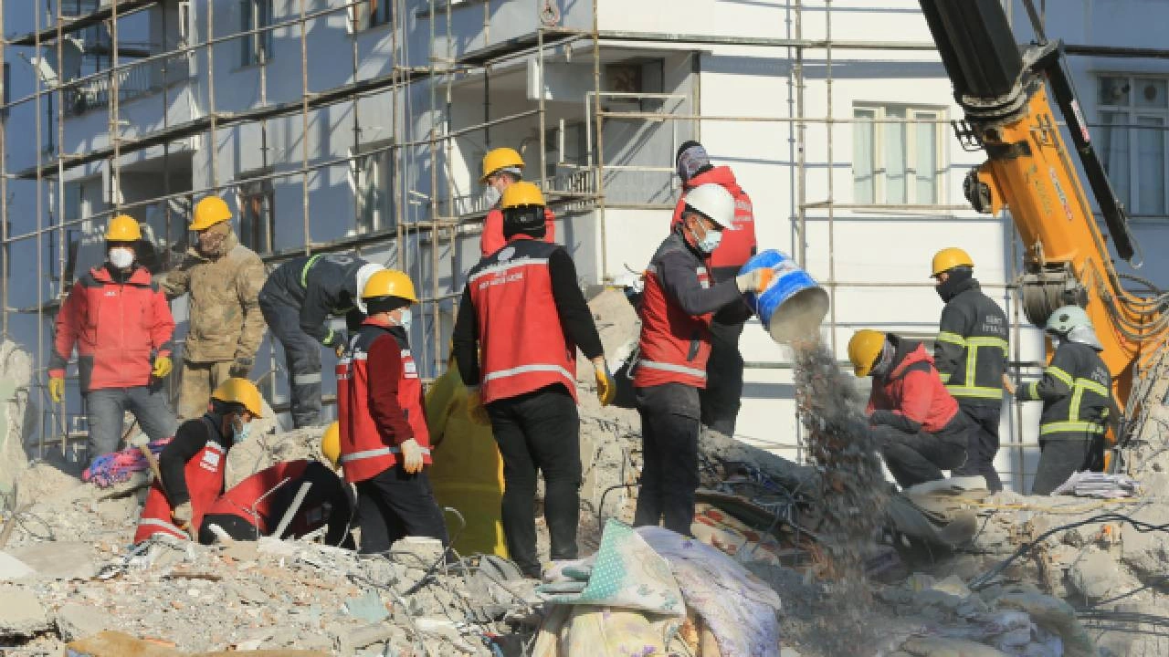 Avustura ordusu, deprem bölgesindeki çalışmalarını "güvenlik zaafiyeti" sebebiyle durdurdu!